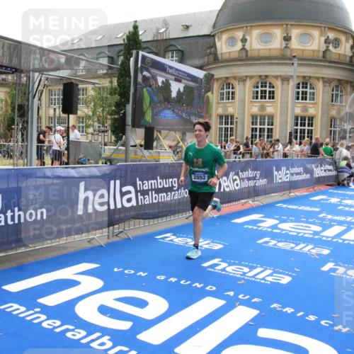 29.06.2025 - hella hamburg halbmarathon Michael Strokosch http://msf.ph/oto/8442201 29.06.2025 10:24:46 Ziel 1241, 2892, 18740 meine-sportfotos.de