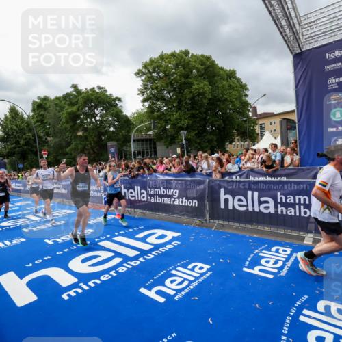 29.06.2025 - hella hamburg halbmarathon Zöllner http://msf.ph/oto/8442219 29.06.2025 10:56:26 Ziel 3048, 4029, 5672, 7547, 7742, 8863, 9622, 10665, 11231, 11309, 15300, 15818, 16375, 18117, 18495, 18652, 18741 meine-sportfotos.de