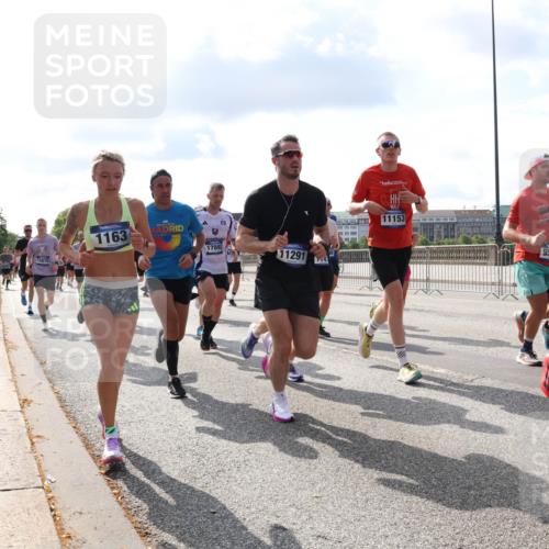 29.06.2025 - hella hamburg halbmarathon Lena Gebhardt http://msf.ph/oto/8442246 29.06.2025 09:53:03 Lombardsbrücke 15879, 1163, 17892, 11291, 11153, 9540, 1146, 33, 1012, 1070, 1163, 1176, 1220, 1391, 1415, 1558, 1613, 1735, 1759, 1782, 2048, 2189, 2213, 2233, 2234, 2590, 2788, 2970, 3021, 3098, 3109, 3124, 3304, 3907, 3917, 3928, 4080, 4091, 4277, 4497, 4553, 4691, 4933, 4981, 4997, 5007, 5022, 5132, 5476, 5477, 5623, 5624, 5682, 6081, 6152, 6203, 6712, 6716, 7005, 7067, 7093, 7147, 7191, 7204, 7325, 7450, 7451, 7599, 7765, 7843, 7865, 7961, 8063, 8145, 8467, 8664, 10796 meine-sportfotos.de