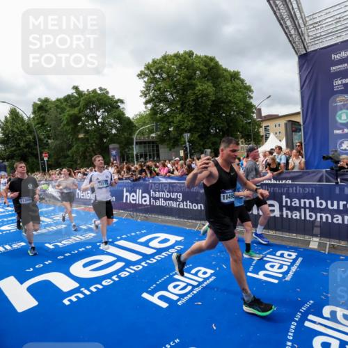 29.06.2025 - hella hamburg halbmarathon Zöllner http://msf.ph/oto/8442258 29.06.2025 10:56:27 Ziel 3048, 4029, 5672, 7742, 8863, 9622, 10665, 11231, 11309, 15300, 15818, 16375, 17734, 18117, 18495, 18652, 18741 meine-sportfotos.de