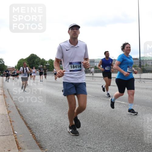 29.06.2025 - hella hamburg halbmarathon Lena Gebhardt http://msf.ph/oto/8442329 29.06.2025 10:29:34 Lombardsbrücke 18414, 13382, 1230, 1063, 1230, 1661, 2302, 2688, 2699, 3179, 3311, 3524, 4349, 4373, 4395, 5350, 6285, 6345, 6725, 7449, 7517, 7832, 8048, 8388, 8812, 9095, 9714, 9937, 10198, 10322, 10641, 10808, 10996, 11249, 11269, 11376, 11444, 11634, 11792, 11803, 11989, 12086, 12216, 12227, 12404, 12958, 13090, 13382, 13810, 14644, 15266, 15952, 15955, 16306, 16659, 16662, 16673, 16676, 17496, 17945, 18298, 18299, 18385, 18414 meine-sportfotos.de