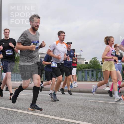 29.06.2025 - hella hamburg halbmarathon Luisa Fischer http://msf.ph/oto/8442345 29.06.2025 10:23:52 Kennedybrücke 16135, 4288, 951, 10111, 69, 81, 1695, 14157, 842, 1011, 2053, 2101, 2834, 4154, 4166, 4288, 4754, 4869, 5181, 5811, 5812, 6608, 6844, 6951, 8113, 8146, 8940, 9005, 9011, 9236, 9981, 10039 meine-sportfotos.de