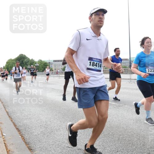 29.06.2025 - hella hamburg halbmarathon Lena Gebhardt http://msf.ph/oto/8442356 29.06.2025 10:29:34 Lombardsbrücke 16662, 18414, 1230, 1063, 1230, 1661, 2302, 2688, 2699, 3179, 3311, 3524, 4349, 4373, 4395, 5350, 6285, 6345, 6725, 7449, 7517, 7832, 8048, 8388, 8812, 9095, 9714, 9937, 10198, 10322, 10641, 10808, 10996, 11249, 11269, 11376, 11444, 11634, 11792, 11803, 11989, 12086, 12216, 12227, 12404, 12958, 13090, 13382, 13810, 14644, 15266, 15952, 15955, 16306, 16659, 16662, 16673, 16676, 17496, 17945, 18298, 18299, 18385, 18414 meine-sportfotos.de