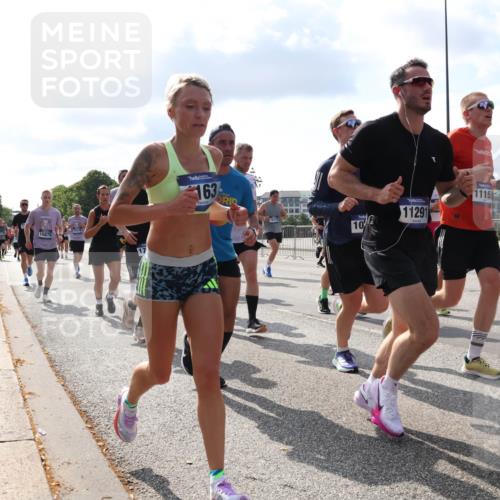 29.06.2025 - hella hamburg halbmarathon Lena Gebhardt http://msf.ph/oto/8442380 29.06.2025 09:53:04 Lombardsbrücke 15879, 163, 11291, 1115, 1012, 1070, 1163, 1176, 1220, 1391, 1415, 1466, 1558, 1613, 1735, 1759, 1782, 2048, 2189, 2213, 2233, 2234, 2590, 2788, 2970, 3021, 3098, 3109, 3124, 3304, 3907, 3917, 3928, 4080, 4091, 4277, 4497, 4553, 4691, 4933, 4981, 4997, 5007, 5022, 5132, 5476, 5477, 5623, 5624, 5682, 6081, 6152, 6203, 6460, 6712, 6716, 7005, 7067, 7093, 7147, 7191, 7204, 7322, 7325, 7450, 7451, 7599, 7765, 7843, 7865, 7961, 8063, 8145, 8467, 8664 meine-sportfotos.de