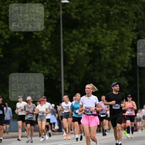 29.06.2025 - hella hamburg halbmarathon Dr. Thomas Lammeyer http://msf.ph/oto/8442392 29.06.2025 10:57:22 Kennedybrücke 2420, 2983, 2988, 3227, 4595, 6135, 6604, 7032, 7511, 7690, 7735, 7871, 9340, 9368, 10080, 10417, 10568, 10879, 10981 meine-sportfotos.de