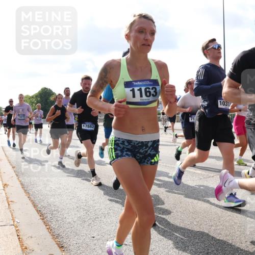 29.06.2025 - hella hamburg halbmarathon Lena Gebhardt http://msf.ph/oto/8442407 29.06.2025 09:53:04 Lombardsbrücke 15879, 18476, 17882, 1163, 1031, 11291, 1012, 1070, 1163, 1176, 1220, 1391, 1415, 1466, 1558, 1613, 1735, 1759, 1782, 2048, 2189, 2213, 2233, 2234, 2590, 2788, 2970, 3021, 3098, 3109, 3124, 3304, 3907, 3917, 3928, 4080, 4091, 4277, 4497, 4553, 4691, 4933, 4981, 4997, 5007, 5022, 5132, 5476, 5477, 5623, 5624, 5682, 6081, 6152, 6203, 6460, 6712, 6716, 7005, 7067, 7093, 7147, 7191, 7204, 7322, 7325, 7450, 7451, 7599, 7765, 7843, 7865, 7961, 8063, 8145, 8467, 8664 meine-sportfotos.de
