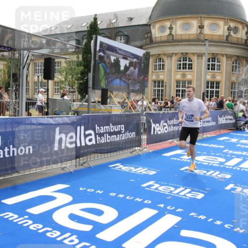 29.06.2025 - hella hamburg halbmarathon Michael Strokosch http://msf.ph/oto/8442408 29.06.2025 10:24:52 Ziel 1241, 1271, 7142, 11678, 13872, 14836, 16361, 18740 meine-sportfotos.de