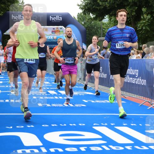 29.06.2025 - hella hamburg halbmarathon Strokosch-Dieckow http://msf.ph/oto/8442424 29.06.2025 10:49:25 Ziel 1342, 1476, 2592, 2596, 2878, 4183, 4185, 8437, 8689, 8813, 10189, 11339, 11340, 11779, 11819, 12094, 12670, 13233, 13269, 14526, 14838, 15422, 15784, 15857, 15894, 15966, 16114, 16592, 16891, 18476, 18887, 18960 meine-sportfotos.de