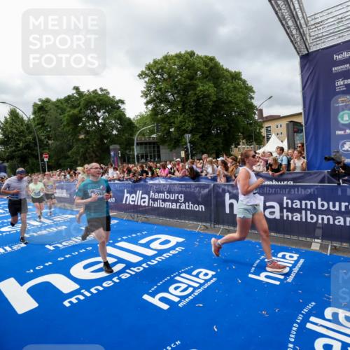 29.06.2025 - hella hamburg halbmarathon Zöllner http://msf.ph/oto/8442446 29.06.2025 10:56:31 Ziel 1583, 3048, 5744, 6399, 7742, 8863, 9622, 10093, 10665, 15407, 15818, 16257, 16261, 17268, 17734, 18746, 18835 meine-sportfotos.de