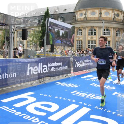 29.06.2025 - hella hamburg halbmarathon Michael Strokosch http://msf.ph/oto/8442461 29.06.2025 10:24:55 Ziel 1241, 1271, 7142, 11678, 13872, 14836, 16361, 17752 meine-sportfotos.de