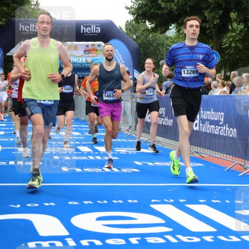 29.06.2025 - hella hamburg halbmarathon Strokosch-Dieckow http://msf.ph/oto/8442465 29.06.2025 10:49:25 Ziel 1342, 1476, 2592, 2596, 2878, 4183, 4185, 8437, 8689, 8813, 10189, 11339, 11340, 11779, 11819, 12094, 12670, 13233, 13269, 14526, 14838, 15422, 15784, 15857, 15894, 15966, 16114, 16592, 16891, 18476, 18887, 18960 meine-sportfotos.de
