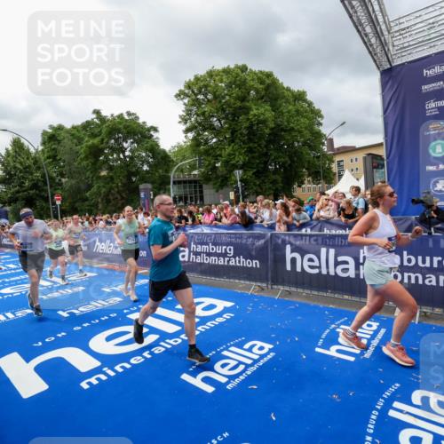29.06.2025 - hella hamburg halbmarathon Zöllner http://msf.ph/oto/8442473 29.06.2025 10:56:31 Ziel 1583, 3048, 5744, 6399, 7742, 8863, 9622, 10093, 10665, 15407, 15818, 16257, 16261, 17268, 17734, 18746, 18835 meine-sportfotos.de