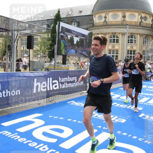 29.06.2025 - hella hamburg halbmarathon Michael Strokosch http://msf.ph/oto/8442478 29.06.2025 10:24:55 Ziel 1241, 1271, 7142, 11678, 13872, 14836, 16361, 17752 meine-sportfotos.de