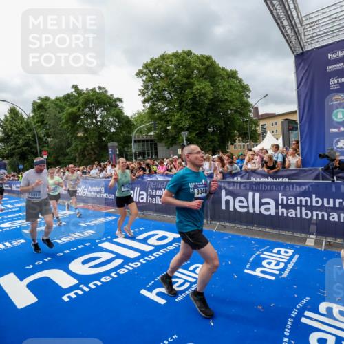 29.06.2025 - hella hamburg halbmarathon Zöllner http://msf.ph/oto/8442499 29.06.2025 10:56:32 Ziel 1583, 3048, 3413, 5744, 6399, 7742, 8542, 8652, 8863, 9622, 10093, 10665, 15407, 15818, 16257, 16261, 17268, 17734, 18746, 18835 meine-sportfotos.de