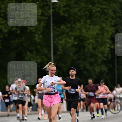 29.06.2025 - hella hamburg halbmarathon Dr. Thomas Lammeyer http://msf.ph/oto/8442556 29.06.2025 10:57:23 Kennedybrücke 2420, 2983, 2988, 3227, 4595, 6135, 6604, 7032, 7039, 7511, 7690, 7735, 7871, 9340, 9368, 10080, 10417, 10490, 10568, 10879, 10981 meine-sportfotos.de