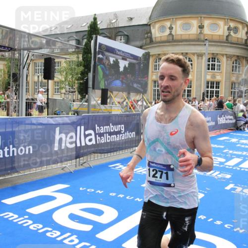 29.06.2025 - hella hamburg halbmarathon Michael Strokosch http://msf.ph/oto/8442580 29.06.2025 10:24:57 Ziel 1271, 7142, 10867, 11678, 13872, 14836, 16361, 17752 meine-sportfotos.de