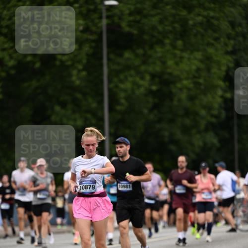 29.06.2025 - hella hamburg halbmarathon Dr. Thomas Lammeyer http://msf.ph/oto/8442588 29.06.2025 10:57:24 Kennedybrücke 2420, 2983, 2988, 4595, 6135, 6604, 7032, 7039, 7511, 7690, 7871, 9340, 9368, 10080, 10417, 10490, 10568, 10879, 10981 meine-sportfotos.de