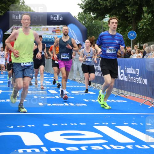 29.06.2025 - hella hamburg halbmarathon Strokosch-Dieckow http://msf.ph/oto/8442602 29.06.2025 10:49:25 Ziel 1342, 1476, 2592, 2596, 2878, 4183, 4185, 8437, 8689, 8813, 10189, 11339, 11340, 11779, 11819, 12094, 12670, 13233, 13269, 14526, 14838, 15422, 15784, 15857, 15894, 15966, 16114, 16592, 16891, 18476, 18887, 18960 meine-sportfotos.de