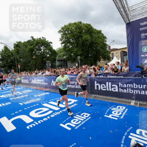 29.06.2025 - hella hamburg halbmarathon Zöllner http://msf.ph/oto/8442604 29.06.2025 10:56:33 Ziel 1583, 3413, 5744, 6399, 7742, 8542, 8652, 8863, 9562, 10093, 10665, 15407, 15818, 16257, 16261, 17268, 17734, 18746, 18835 meine-sportfotos.de
