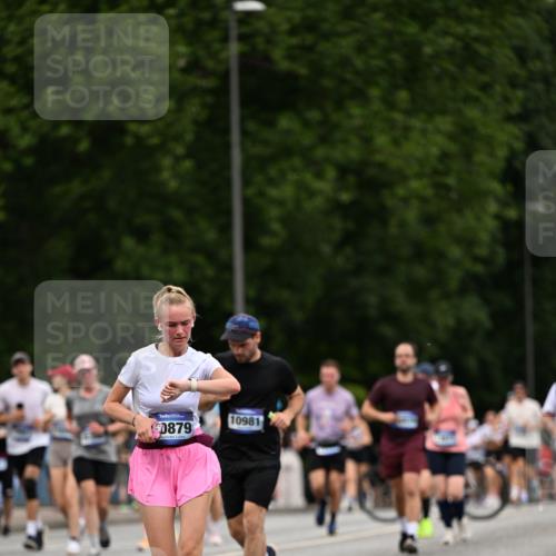 29.06.2025 - hella hamburg halbmarathon Dr. Thomas Lammeyer http://msf.ph/oto/8442620 29.06.2025 10:57:24 Kennedybrücke 2420, 2983, 2988, 4595, 6135, 6604, 7032, 7039, 7511, 7690, 7871, 9340, 9368, 10080, 10417, 10490, 10568, 10879, 10981 meine-sportfotos.de