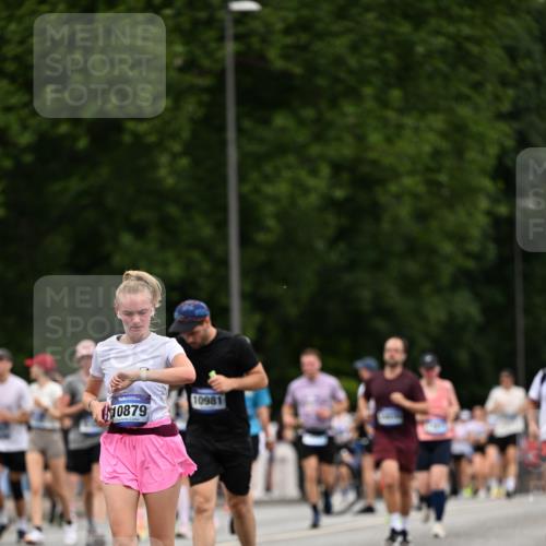 29.06.2025 - hella hamburg halbmarathon Dr. Thomas Lammeyer http://msf.ph/oto/8442644 29.06.2025 10:57:25 Kennedybrücke 2420, 2983, 2988, 4595, 6135, 6604, 7032, 7039, 7511, 7690, 7871, 9340, 9368, 10080, 10417, 10490, 10568, 10879, 10981, 11268 meine-sportfotos.de