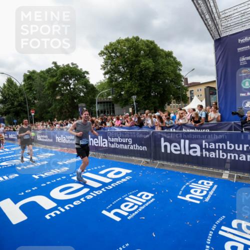 29.06.2025 - hella hamburg halbmarathon Zöllner http://msf.ph/oto/8442652 29.06.2025 10:56:34 Ziel 1583, 2083, 3413, 5721, 5744, 6399, 8542, 8652, 8863, 9562, 10093, 10665, 13863, 15407, 16257, 16261, 17268, 17734, 18746, 18835, 19120 meine-sportfotos.de