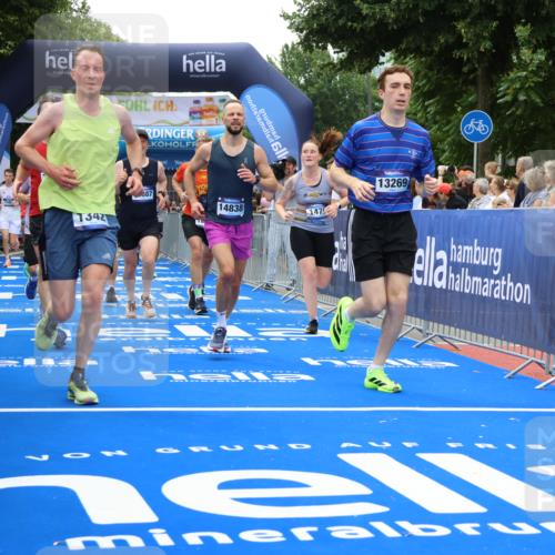 29.06.2025 - hella hamburg halbmarathon Strokosch-Dieckow http://msf.ph/oto/8442671 29.06.2025 10:49:25 Ziel 1342, 1476, 2592, 2596, 2878, 4183, 4185, 8437, 8689, 8813, 10189, 11339, 11340, 11779, 11819, 12094, 12670, 13233, 13269, 14526, 14838, 15422, 15784, 15857, 15894, 15966, 16114, 16592, 16891, 18476, 18887, 18960 meine-sportfotos.de