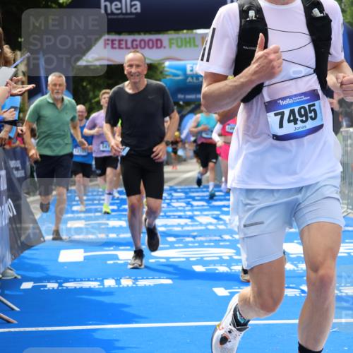 29.06.2025 - hella hamburg halbmarathon Strokosch-Dieckow http://msf.ph/oto/8442704 29.06.2025 10:40:11 Ziel 3547, 4381, 5007, 5409, 5410, 5508, 5803, 5916, 7495, 8465, 8933, 10968, 11731, 12704, 13667, 14699, 15424, 18614, 18979 meine-sportfotos.de