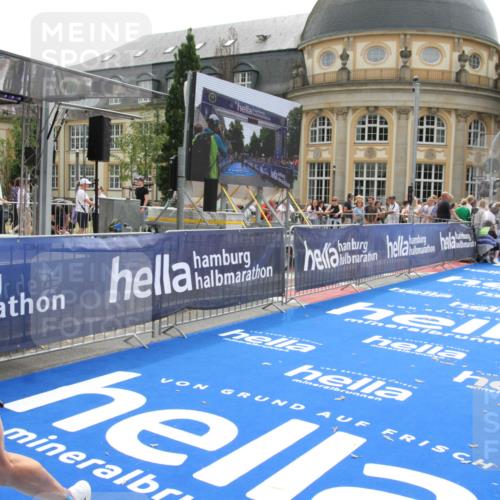 29.06.2025 - hella hamburg halbmarathon Michael Strokosch http://msf.ph/oto/8442721 29.06.2025 10:25:00 Ziel 2483, 10867, 14836, 16361, 17752 meine-sportfotos.de