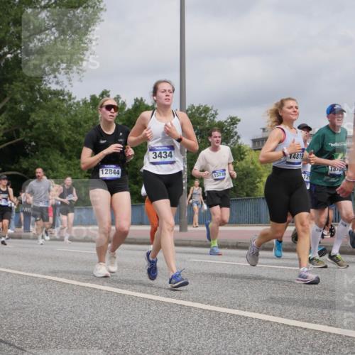 29.06.2025 - hella hamburg halbmarathon Luisa Fischer http://msf.ph/oto/8442750 29.06.2025 10:24:17 Kennedybrücke 17341, 12844, 3434, 14819, 15736, 1878, 126, 15572, 1028, 1266, 1658, 2383, 3247, 3434, 3813, 4350, 5041, 5625, 5767, 7018, 7608, 8726, 8844, 9100, 9501, 10050, 10602 meine-sportfotos.de