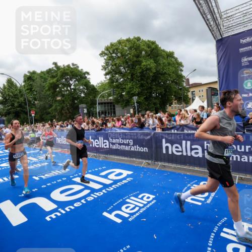 29.06.2025 - hella hamburg halbmarathon Zöllner http://msf.ph/oto/8442765 29.06.2025 10:56:35 Ziel 1583, 2083, 3413, 5721, 5744, 6399, 8542, 8652, 9562, 10093, 12509, 13863, 15407, 16257, 16261, 17268, 17734, 18746, 18835, 19120 meine-sportfotos.de