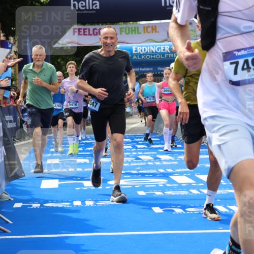 29.06.2025 - hella hamburg halbmarathon Strokosch-Dieckow http://msf.ph/oto/8442769 29.06.2025 10:40:11 Ziel 3547, 4381, 5007, 5409, 5410, 5508, 5803, 5916, 7495, 8465, 8933, 10968, 11731, 12704, 13667, 14699, 15424, 18614, 18979 meine-sportfotos.de