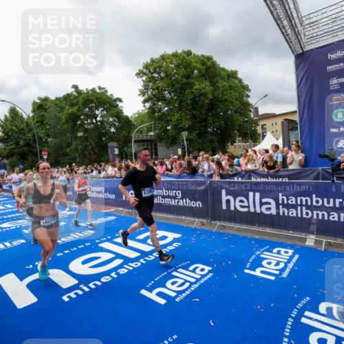 29.06.2025 - hella hamburg halbmarathon Zöllner http://msf.ph/oto/8442800 29.06.2025 10:56:36 Ziel 1583, 2083, 3413, 5721, 5744, 6399, 7037, 8311, 8542, 8652, 9562, 10093, 12509, 13863, 15145, 15407, 16257, 16261, 17268, 17734, 18746, 18835, 19120 meine-sportfotos.de