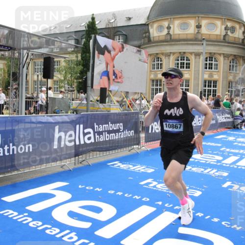 29.06.2025 - hella hamburg halbmarathon Michael Strokosch http://msf.ph/oto/8442808 29.06.2025 10:25:04 Ziel 2483, 10867, 11078, 15483 meine-sportfotos.de