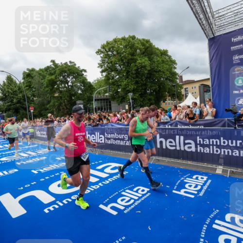 29.06.2025 - hella hamburg halbmarathon Zöllner http://msf.ph/oto/8442842 29.06.2025 10:56:40 Ziel 2083, 3413, 4152, 5721, 5744, 6416, 6759, 7037, 7646, 8311, 8542, 8652, 8744, 9488, 9562, 10093, 11083, 11870, 12509, 13863, 15145, 17259, 18340, 18899, 19120 meine-sportfotos.de