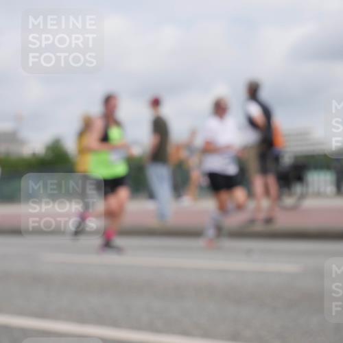 29.06.2025 - hella hamburg halbmarathon Luisa Fischer http://msf.ph/oto/8442856 29.06.2025 10:24:30 Kennedybrücke 2635, 2956, 4786, 5373, 5395, 7553, 7781, 8095, 9108, 9624, 10874 meine-sportfotos.de
