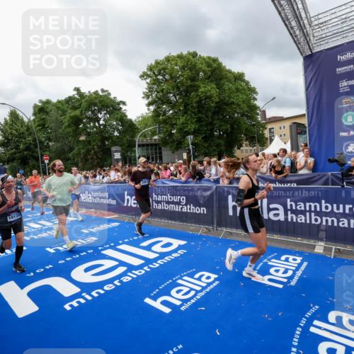 29.06.2025 - hella hamburg halbmarathon Zöllner http://msf.ph/oto/8442880 29.06.2025 10:56:41 Ziel 2083, 3413, 4152, 5721, 6416, 6759, 7037, 7646, 8311, 8542, 8652, 8744, 9488, 9562, 11083, 11870, 12509, 13863, 15145, 17259, 18340, 18899, 19120 meine-sportfotos.de