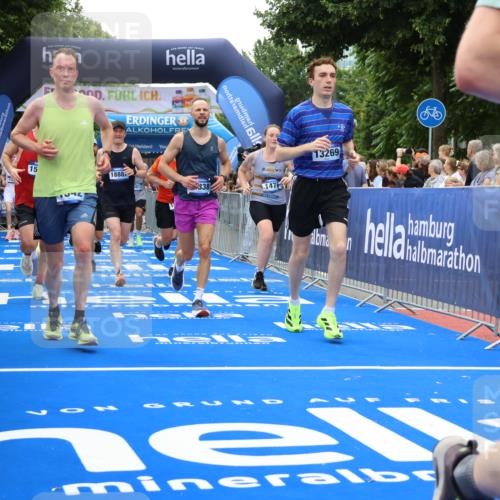 29.06.2025 - hella hamburg halbmarathon Strokosch-Dieckow http://msf.ph/oto/8442883 29.06.2025 10:49:25 Ziel 1342, 1476, 2592, 2596, 2878, 4183, 4185, 8437, 8689, 8813, 10189, 11339, 11340, 11779, 11819, 12094, 12670, 13233, 13269, 14526, 14838, 15422, 15784, 15857, 15894, 15966, 16114, 16592, 16891, 18476, 18887, 18960 meine-sportfotos.de
