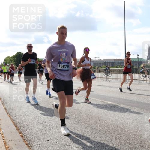 29.06.2025 - hella hamburg halbmarathon Lena Gebhardt http://msf.ph/oto/8442888 29.06.2025 09:53:06 Lombardsbrücke 391, 14351, 15879, 1215, 1012, 1070, 1163, 1176, 1391, 1415, 1466, 1558, 1613, 1735, 1750, 1759, 1782, 2048, 2189, 2213, 2233, 2234, 2590, 2788, 2970, 3021, 3098, 3109, 3124, 3304, 3907, 3917, 3928, 4080, 4091, 4277, 4497, 4553, 4691, 4933, 4981, 4997, 5007, 5022, 5132, 5476, 5477, 5623, 5624, 5682, 6081, 6152, 6203, 6460, 6712, 6716, 7005, 7093, 7147, 7191, 7204, 7322, 7325, 7450, 7451, 7599, 7765, 7843, 8063, 8145, 8467, 8664, 9126 meine-sportfotos.de