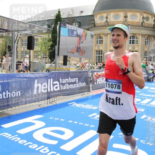 29.06.2025 - hella hamburg halbmarathon Michael Strokosch http://msf.ph/oto/8442932 29.06.2025 10:25:11 Ziel 8376, 11078, 13913, 15483 meine-sportfotos.de