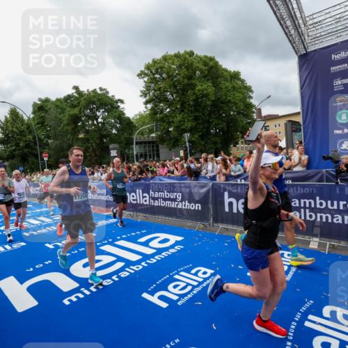 29.06.2025 - hella hamburg halbmarathon Zöllner http://msf.ph/oto/8442958 29.06.2025 10:56:44 Ziel 4152, 6416, 6759, 7037, 7646, 8311, 8744, 8996, 9488, 11083, 11870, 12509, 14369, 15134, 15145, 15431, 15712, 16043, 16121, 17259, 18340, 18634, 18899 meine-sportfotos.de