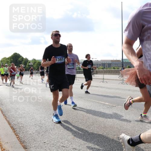 29.06.2025 - hella hamburg halbmarathon Lena Gebhardt http://msf.ph/oto/8443058 29.06.2025 09:53:07 Lombardsbrücke 1391, 18476, 6712, 15879, 1012, 1070, 1163, 1176, 1391, 1415, 1466, 1558, 1613, 1735, 1750, 1759, 1782, 2048, 2189, 2213, 2233, 2234, 2590, 2788, 2970, 3021, 3098, 3109, 3124, 3304, 3907, 3917, 3928, 4080, 4091, 4277, 4497, 4553, 4691, 4933, 4981, 4997, 5007, 5022, 5132, 5476, 5477, 5623, 5624, 5682, 6081, 6152, 6203, 6460, 6712, 6716, 7005, 7093, 7147, 7191, 7204, 7322, 7325, 7450, 7451, 7599, 7765, 7843, 8063, 8145, 8467, 8664, 9126 meine-sportfotos.de