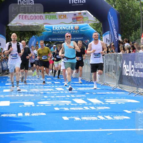 29.06.2025 - hella hamburg halbmarathon Strokosch-Dieckow http://msf.ph/oto/8443099 29.06.2025 10:40:08 Ziel 2826, 3547, 4381, 5007, 5050, 5409, 5410, 5508, 5803, 5916, 6080, 7495, 8465, 8933, 10968, 11731, 12091, 12704, 13514, 13667, 14699, 15424, 17973, 18614, 18979 meine-sportfotos.de