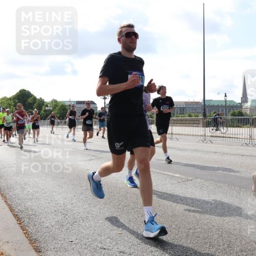 29.06.2025 - hella hamburg halbmarathon Lena Gebhardt http://msf.ph/oto/8443104 29.06.2025 09:53:07 Lombardsbrücke 1012, 1070, 1163, 1176, 1391, 1415, 1466, 1558, 1613, 1735, 1750, 1759, 1782, 2048, 2189, 2213, 2233, 2234, 2590, 2788, 2970, 3021, 3098, 3109, 3124, 3304, 3907, 3917, 3928, 4080, 4091, 4277, 4497, 4553, 4691, 4933, 4981, 4997, 5007, 5022, 5132, 5476, 5477, 5623, 5624, 5682, 6081, 6152, 6203, 6460, 6712, 6716, 7005, 7093, 7147, 7191, 7204, 7322, 7325, 7450, 7451, 7599, 7765, 7843, 8063, 8145, 8467, 8664, 9126 meine-sportfotos.de