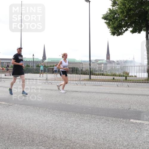 29.06.2025 - hella hamburg halbmarathon Lena Gebhardt http://msf.ph/oto/8443117 29.06.2025 10:29:39 Lombardsbrücke 1063, 1230, 1661, 1694, 2302, 2699, 3179, 3311, 3524, 4349, 4373, 4395, 4580, 5350, 6285, 6725, 7449, 7517, 7832, 8388, 8812, 8941, 9095, 9714, 9937, 10198, 10322, 10641, 10808, 10996, 11249, 11269, 11376, 11444, 11634, 11792, 11803, 11989, 12086, 12216, 12227, 12305, 12958, 13031, 13090, 13382, 13810, 14644, 15266, 16306, 16659, 16662, 16673, 16676, 17496, 17529, 17945, 18298, 18299, 18385, 18414 meine-sportfotos.de