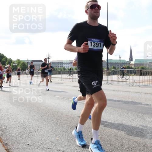 29.06.2025 - hella hamburg halbmarathon Lena Gebhardt http://msf.ph/oto/8443143 29.06.2025 09:53:07 Lombardsbrücke 6081, 1391, 1012, 1070, 1163, 1176, 1391, 1415, 1466, 1558, 1613, 1735, 1750, 1759, 1782, 2048, 2189, 2213, 2233, 2234, 2590, 2788, 2970, 3021, 3098, 3109, 3124, 3304, 3907, 3917, 3928, 4080, 4091, 4277, 4497, 4553, 4691, 4933, 4981, 4997, 5007, 5022, 5132, 5476, 5477, 5623, 5624, 5682, 6081, 6152, 6203, 6460, 6712, 6716, 7005, 7093, 7147, 7191, 7204, 7322, 7325, 7450, 7451, 7599, 7765, 7843, 8063, 8145, 8467, 8664, 9126 meine-sportfotos.de