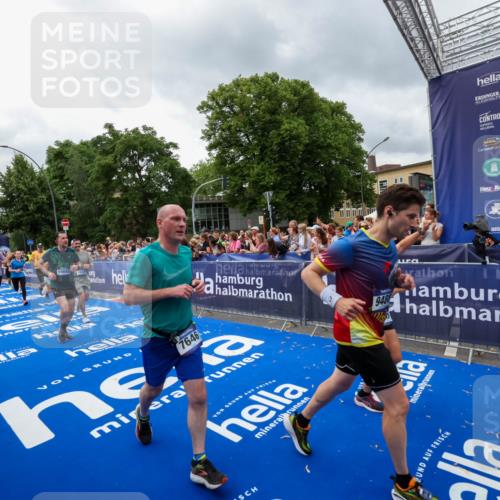 29.06.2025 - hella hamburg halbmarathon Zöllner http://msf.ph/oto/8443163 29.06.2025 10:56:48 Ziel 2378, 3836, 4152, 7646, 8825, 8996, 9488, 11083, 11870, 13816, 14369, 14461, 15134, 15431, 15712, 16008, 16009, 16043, 16121, 17133, 18634 meine-sportfotos.de
