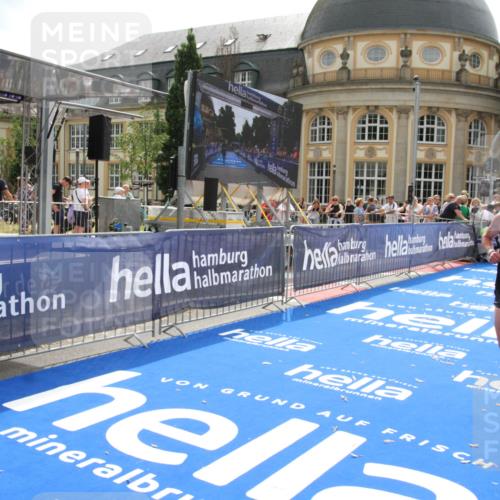 29.06.2025 - hella hamburg halbmarathon Michael Strokosch http://msf.ph/oto/8443198 29.06.2025 10:25:21 Ziel 11994, 12067, 14113, 16484 meine-sportfotos.de