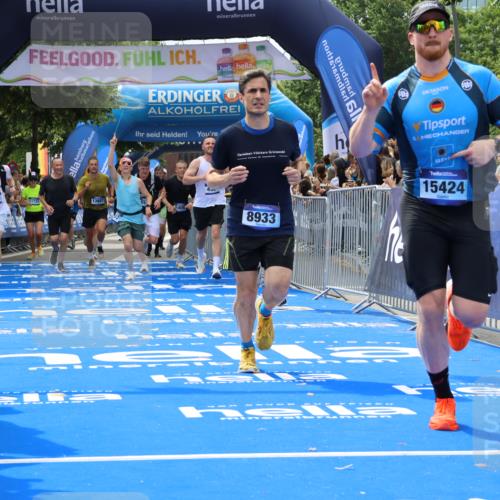 29.06.2025 - hella hamburg halbmarathon Strokosch-Dieckow http://msf.ph/oto/8443216 29.06.2025 10:40:06 Ziel 2826, 3547, 4381, 5007, 5050, 5409, 5410, 5508, 5916, 6080, 7495, 8465, 8933, 10968, 11731, 12091, 12704, 13514, 13667, 15424, 17973, 18979 meine-sportfotos.de