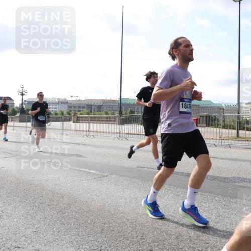 29.06.2025 - hella hamburg halbmarathon Lena Gebhardt http://msf.ph/oto/8443217 29.06.2025 09:53:08 Lombardsbrücke 6081, 14351, 18476, 1012, 1070, 1163, 1176, 1391, 1415, 1466, 1558, 1613, 1735, 1750, 1759, 1782, 2048, 2189, 2213, 2233, 2234, 2590, 2788, 2970, 3021, 3098, 3109, 3124, 3304, 3907, 3917, 3928, 4080, 4091, 4277, 4497, 4553, 4691, 4933, 4981, 4997, 5007, 5022, 5132, 5476, 5477, 5623, 5624, 5682, 6081, 6152, 6203, 6460, 6712, 6716, 7005, 7093, 7147, 7191, 7204, 7322, 7325, 7450, 7451, 7599, 7765, 7843, 8063, 8145, 8467, 8664, 9126 meine-sportfotos.de